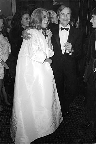 Vintage fotografija Jane Fonda koja uživa u zabavi sa muškarcem.